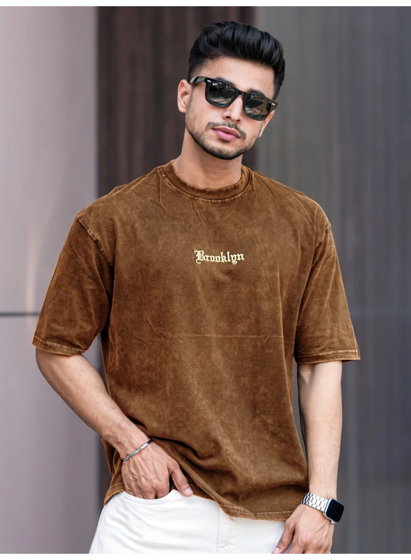مانياك تيشيرت قطن بني رجالي بأكمام ثلاثة أرباع ورقبة مستديرة وطبعة حمضية مستوحاة من بروكلين