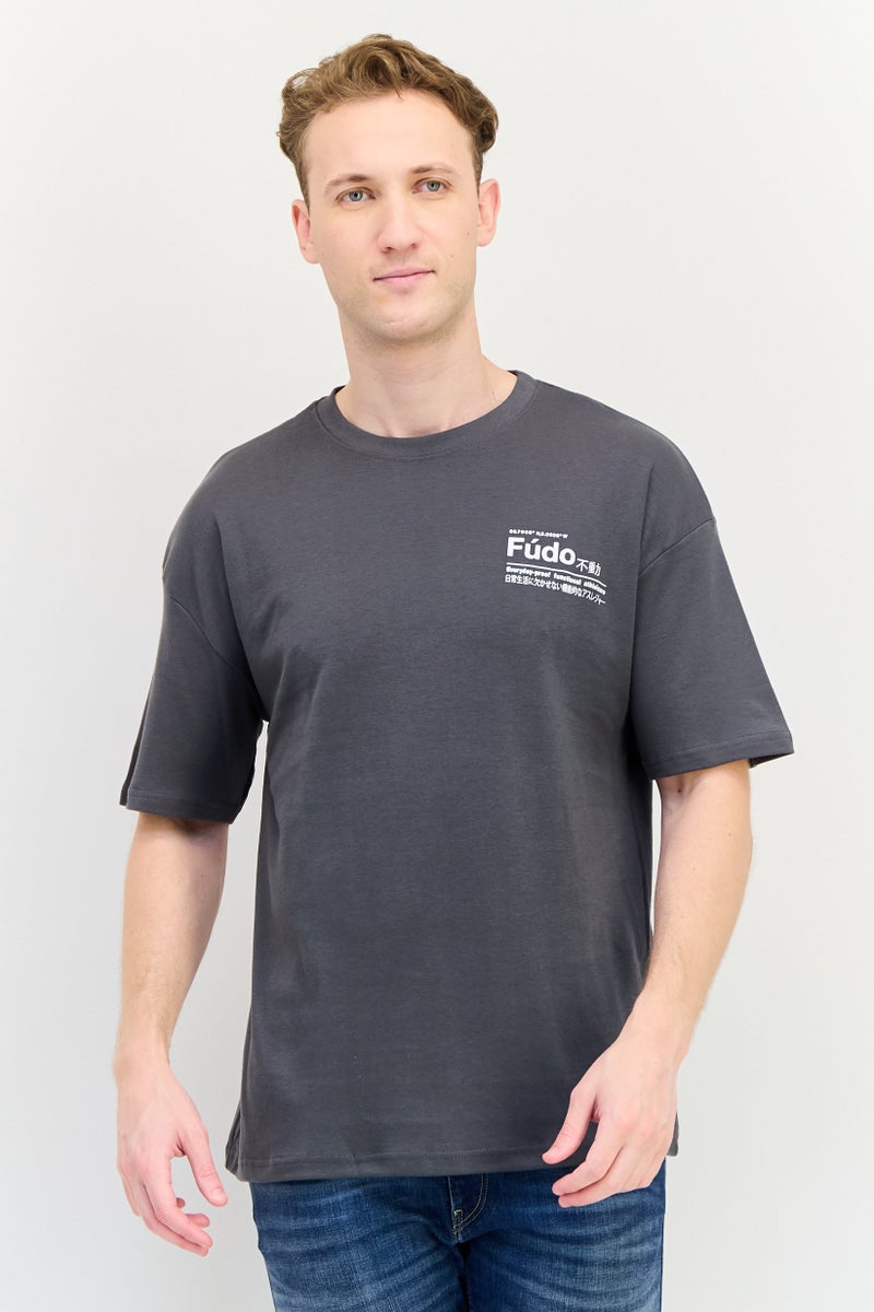 Fudo تي شيرت رجالي بياقة دائرية بأكمام قصيرة بشعار العلامة التجارية، رمادي داكن - Image 1