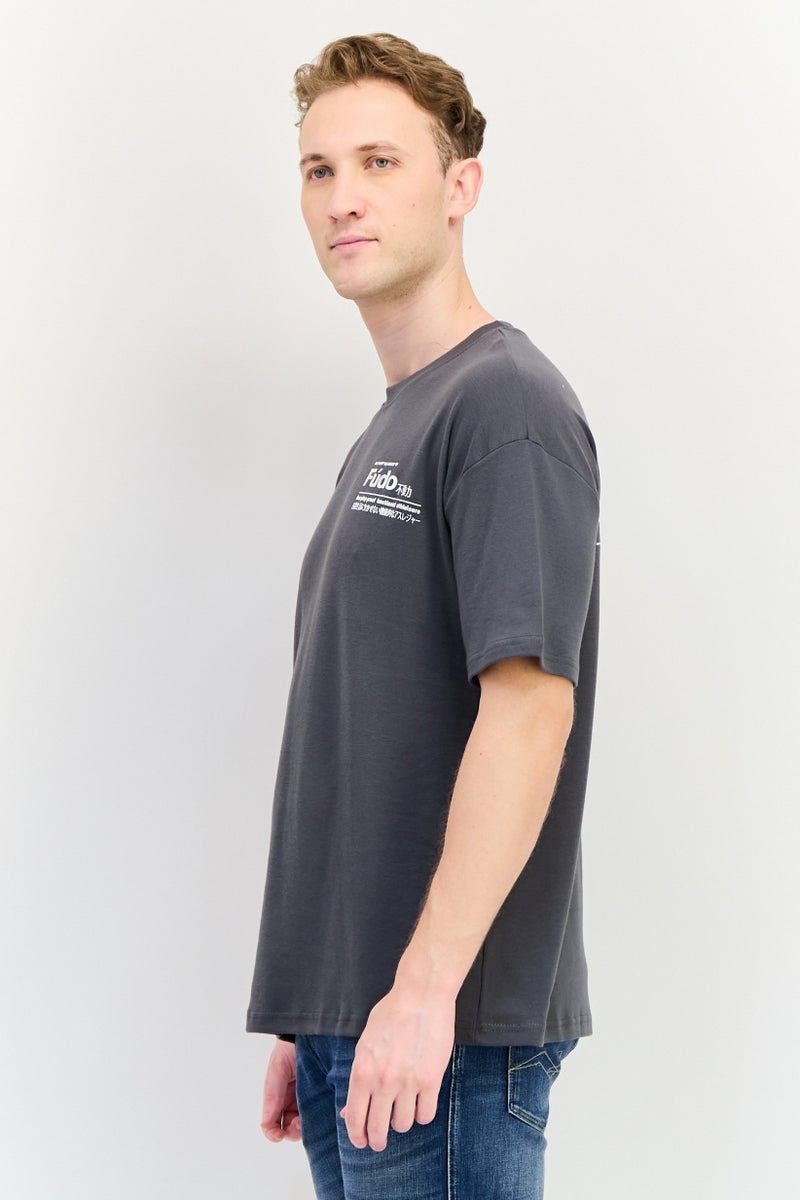 Fudo تي شيرت رجالي بياقة دائرية بأكمام قصيرة بشعار العلامة التجارية، رمادي داكن - Image 2