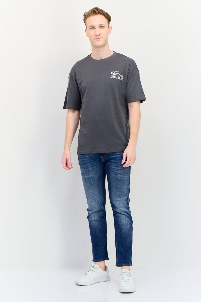 Fudo تي شيرت رجالي بياقة دائرية بأكمام قصيرة بشعار العلامة التجارية، رمادي داكن - Image 4