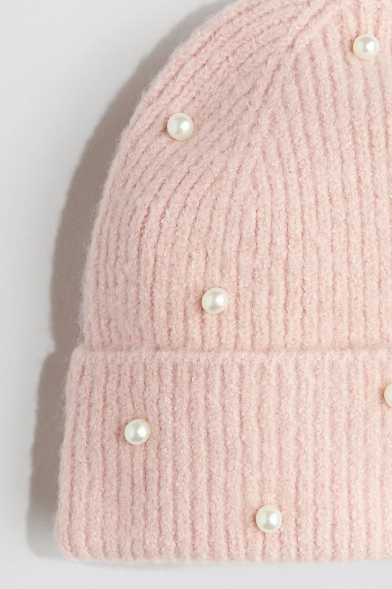 اتش اند ام قبعة بيني محبوكة بتصميم مرن مزينة بتفاصيل