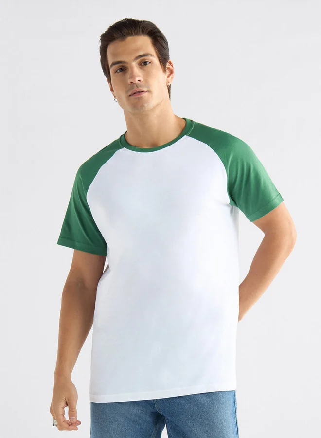 سبلاش فيڤ تيشيرت بقوالب ملوّنة وياقة ضيّقة وأكمام مغايرة