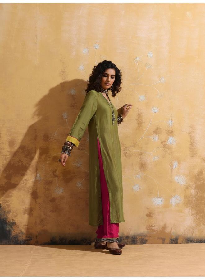 trueBrowns Green Muslin Silk High-Slit Kurta Pant Set - Image 3