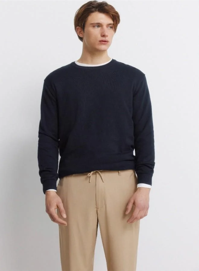 Springfield Trousers in fluid-look and soft-touch fabric, very comfortable. Elasticated waistband at the back, with an internal drawstring for a better fit. Front seam pockets. Front pleats. Relaxed fit.