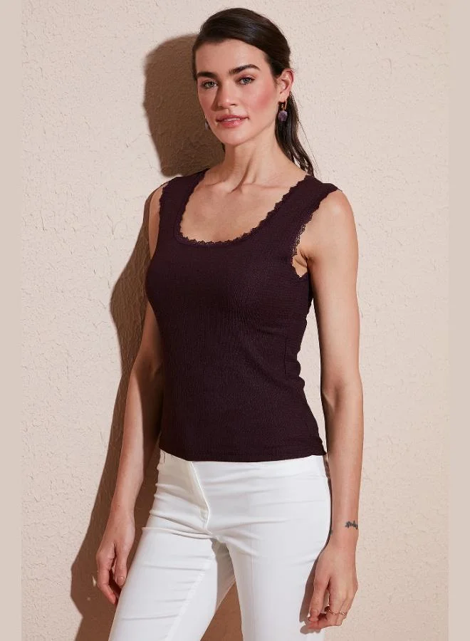 ليلا بلوزة نسائية بدون أكمام بياقة مربعة وحمالات عريضة من الدانتيل وملمس مجعد