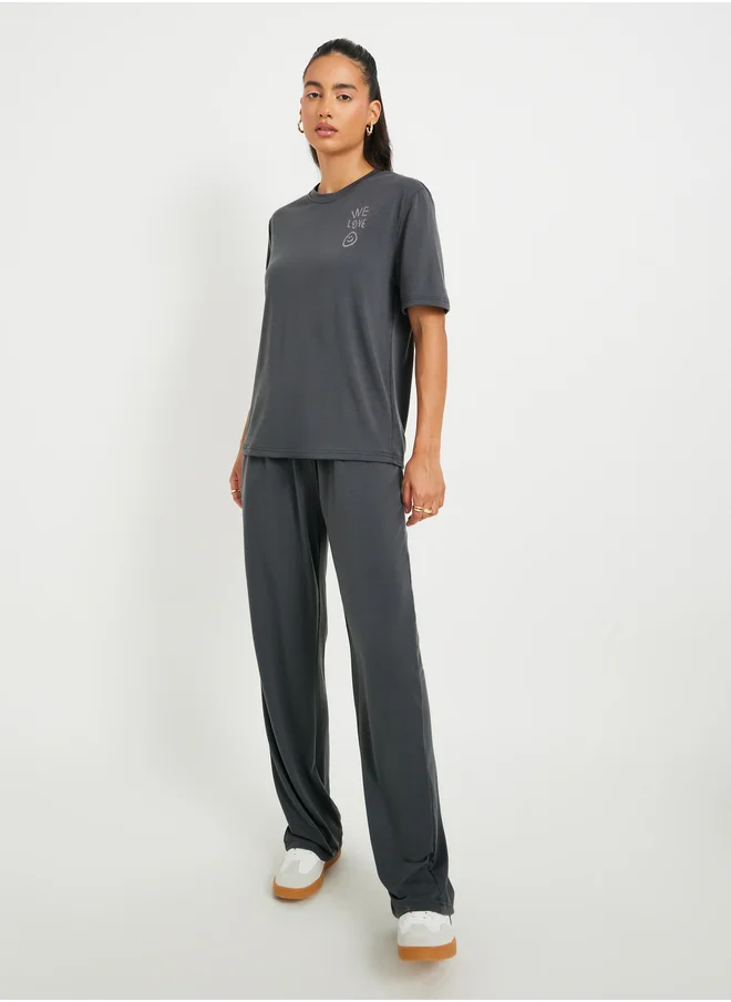 ستايلي Graphic Print Short Sleeve T-Shirt and Wide Leg Joggers Co-Ords