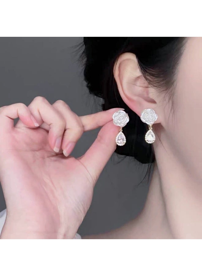 Goolsky أقراط كاميلية بيضاء أنيقة بتصميم فرنسي – مجوهرات زهور صغيرة طازجة للنساء، تصميمات كاميلية بيضاء مع دبابيس فضة S925، للربيع/اليومي/الملابس العادية، فخامة بسيطة - Image 2