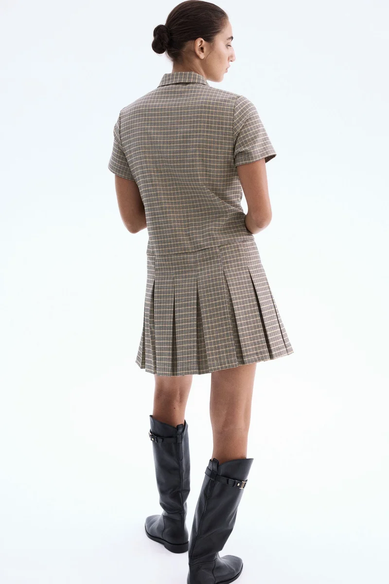 اتش اند ام فستان بتنورة ذات كسرات