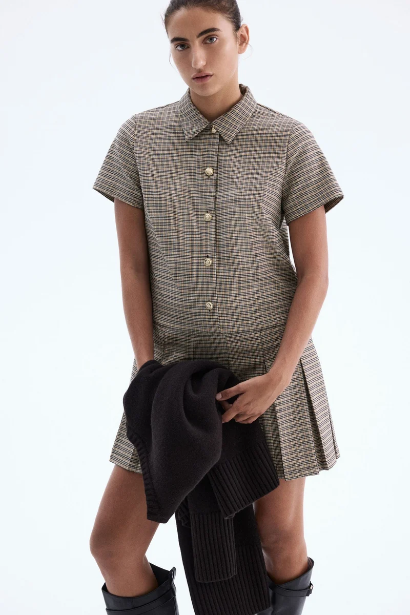 اتش اند ام فستان بتنورة ذات كسرات