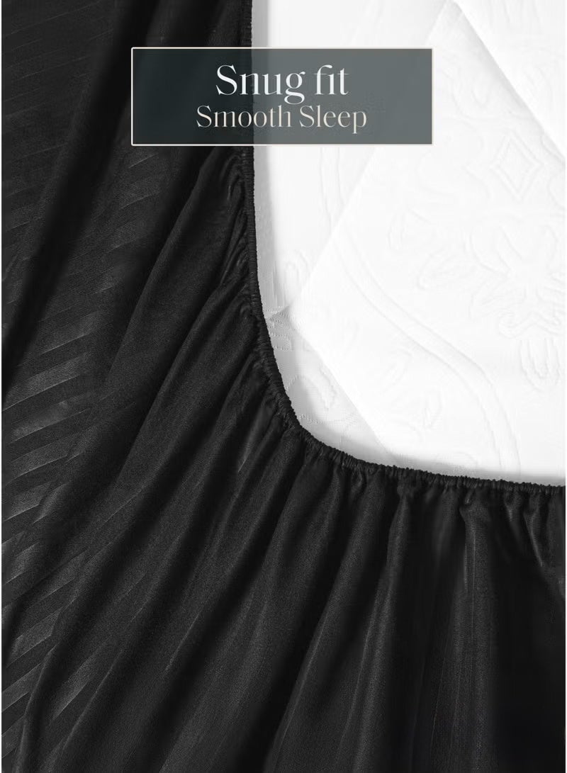 إي وورلد طقم لحاف مخطط فاخر لكل المواسم – طقم 4 قطع باللون أسود | حجم كينغ 220×240 سم | فائق النعومة، مقاوم للتجاعيد ومصنوع في دبي | يشمل غطاء لحاف، ملاءة مطاطية (200×200 سم) و2 كيس وسادة (50×70 سم) - Image 4