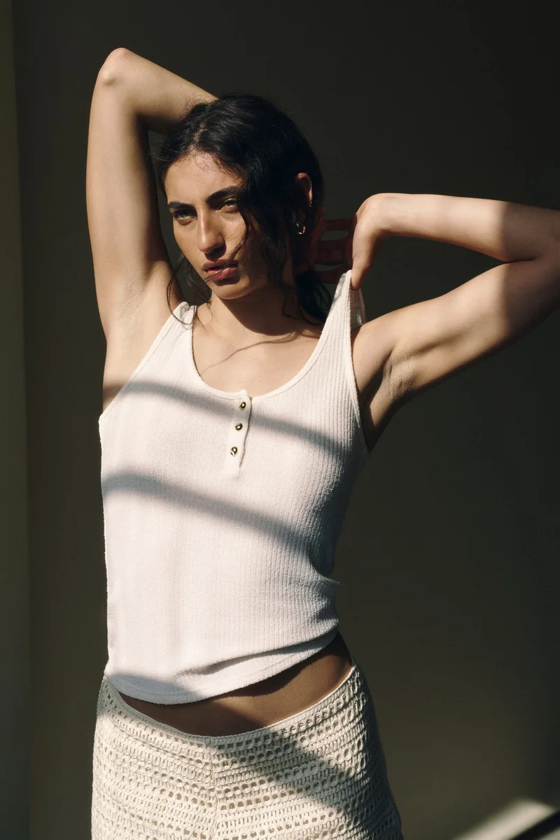 اتش اند ام فيست توب محبوك من نسيج مرن