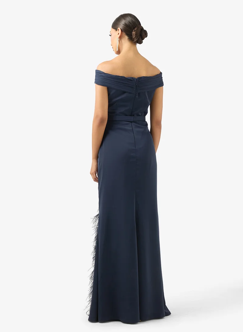 ايرا فستان ماكسي مكشوف الأكتاف بتفاصيل ريش