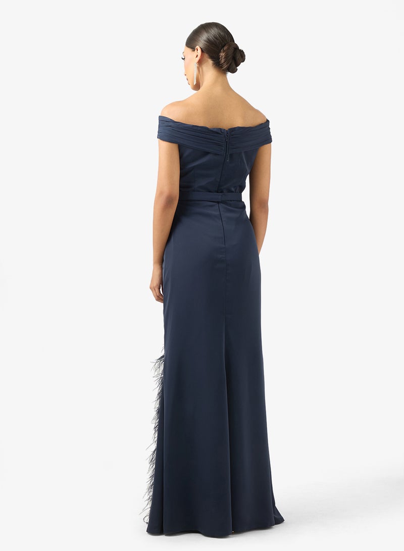 ايرا فستان ماكسي مكشوف الأكتاف بتفاصيل ريش - Image 2