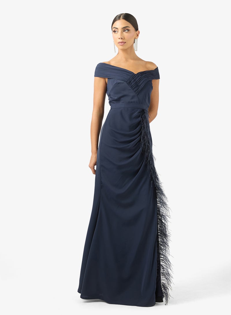 ايرا فستان ماكسي مكشوف الأكتاف بتفاصيل ريش - Image 1