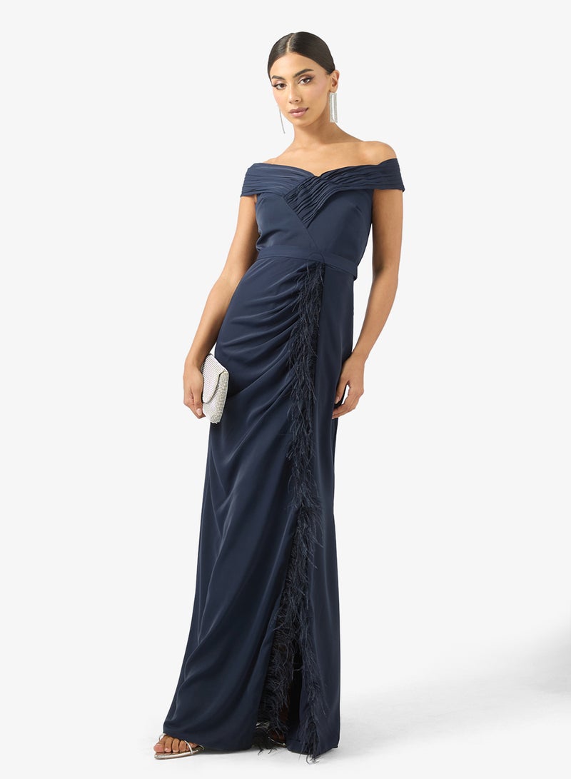 ايرا فستان ماكسي مكشوف الأكتاف بتفاصيل ريش - Image 4