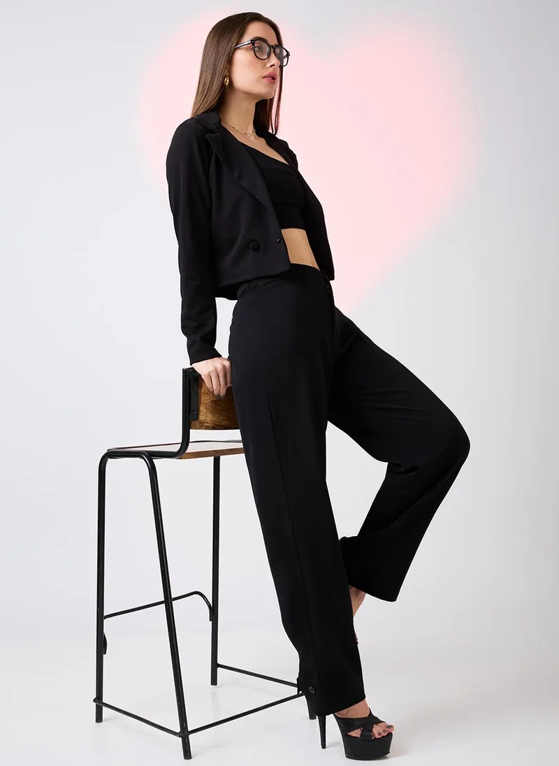 جلو باص طقم كورتا نسائي بياقة على شكل حرف  وتفاصيل شراشيب مع بنطال مستقيم