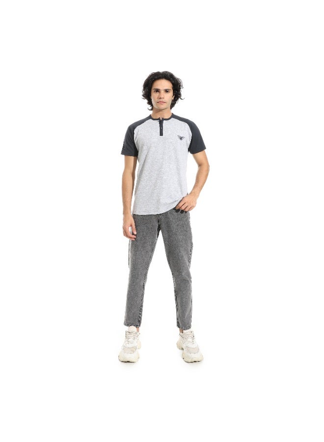 سيزار تيشرت رجالي بولو تطريز علي الصدر و برقبة دائرية - Image 1