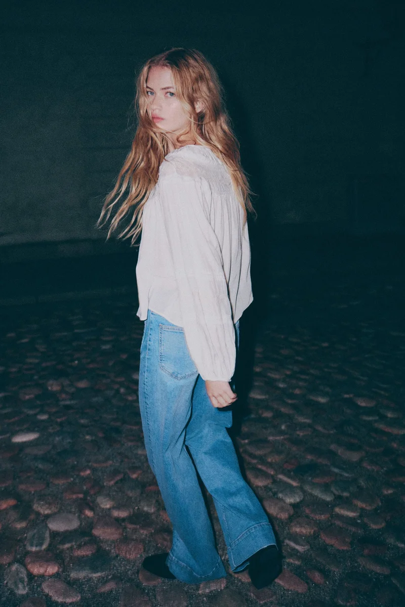 اتش اند ام بلوزة مطرزة من الفيسكوز