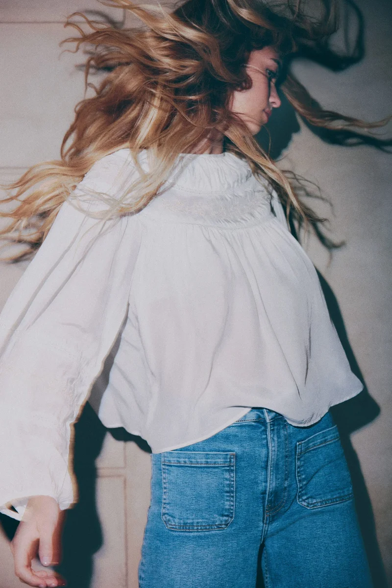 اتش اند ام بلوزة مطرزة من الفيسكوز