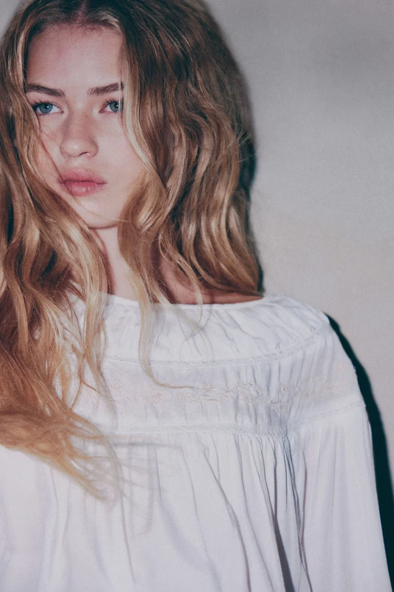 اتش اند ام بلوزة مطرزة من الفيسكوز