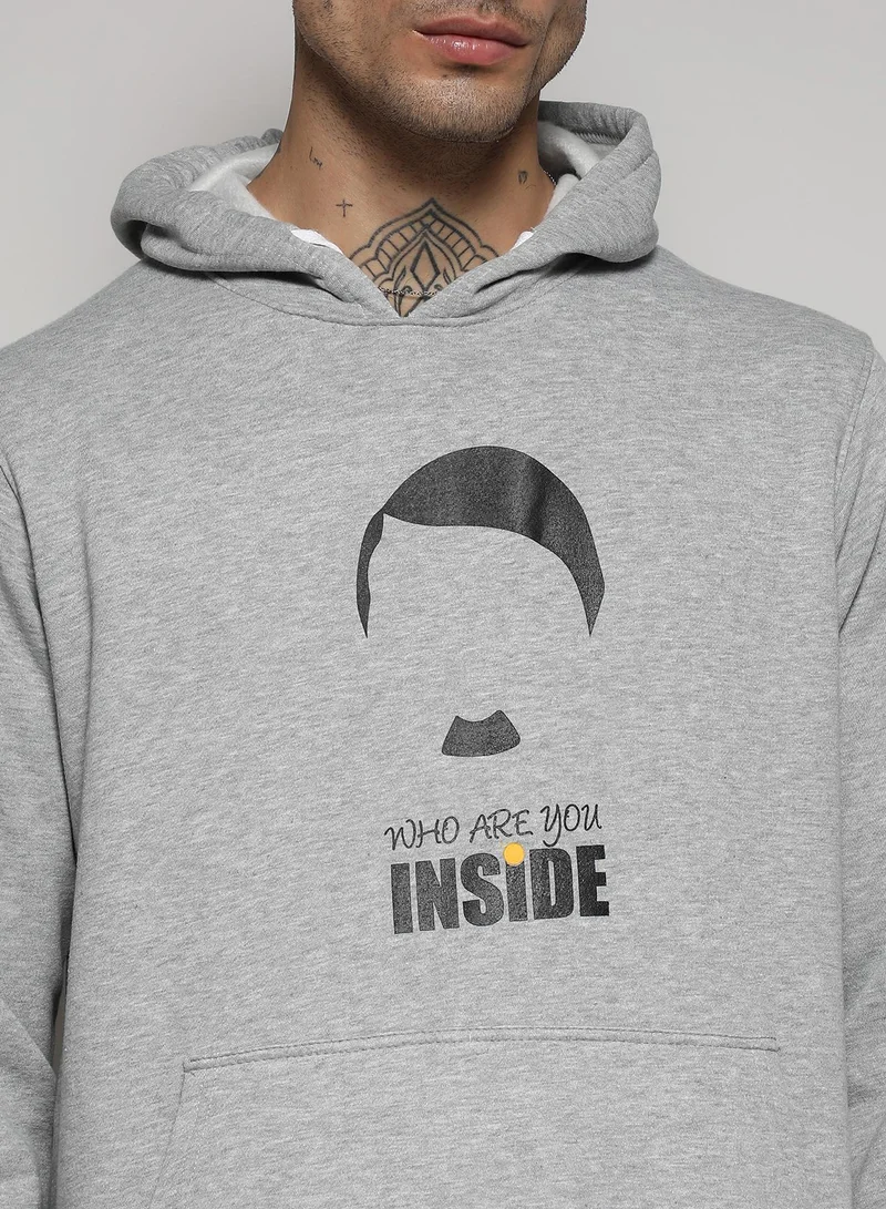 كامبوس سوترا سترة بقلنسوة Who Are You Inside للرجال باللون الرمادي الفاتح مع جيب الكنغر