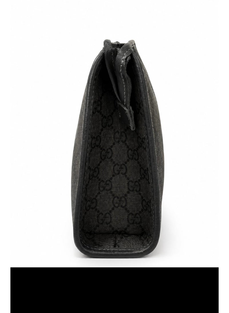غوتشي حقيبة Gucci GG Supreme كلاتش للجنسين – رمادي وأسود مع شريط ويب المميز - Image 3