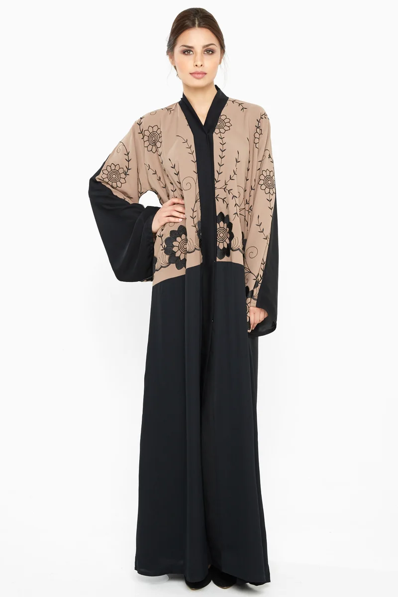 النخبة A casual black and brown abaya with black floral embroidery detailingThe abaya comes with a matching sheila-AJ363A