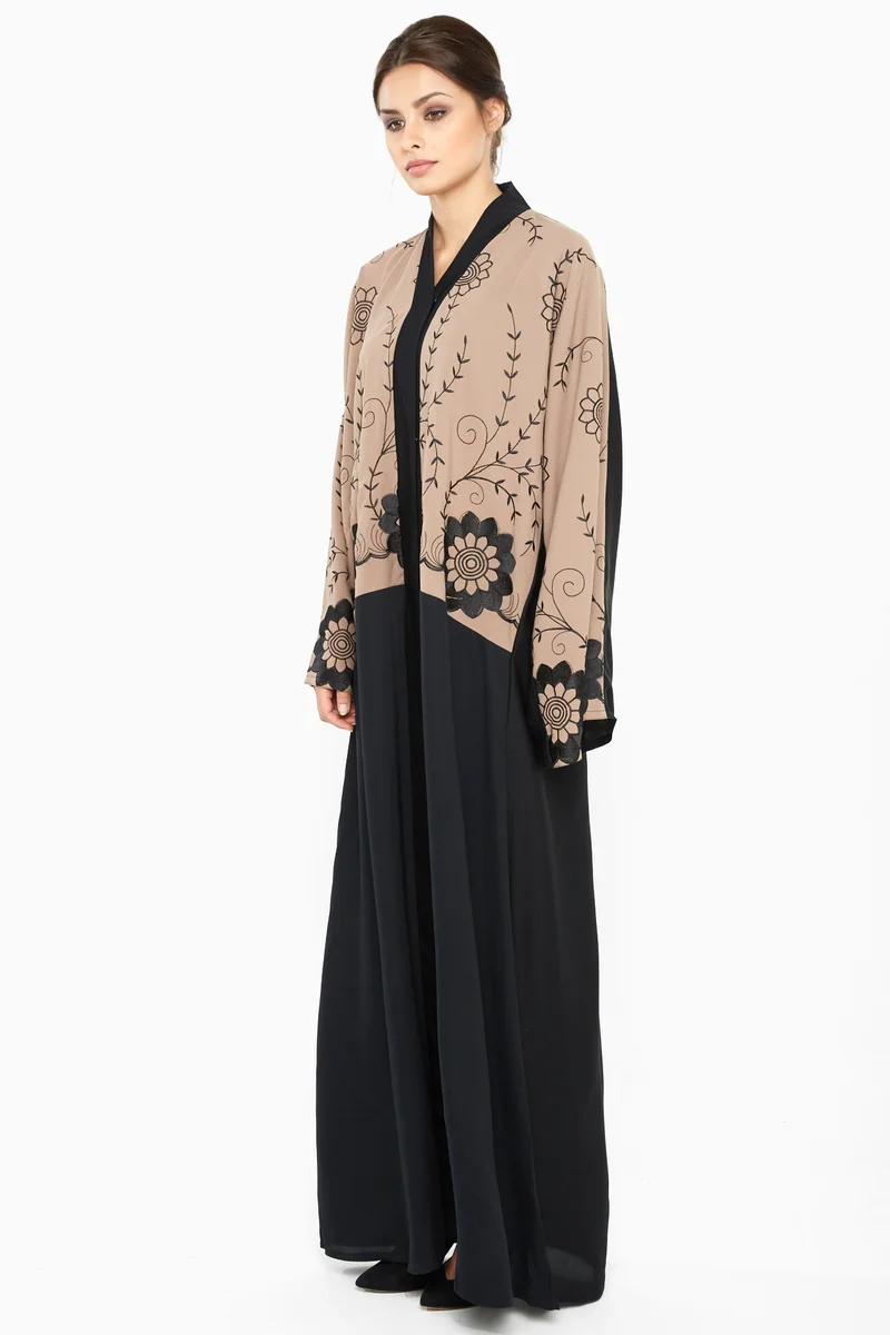 النخبة A casual black and brown abaya with black floral embroidery detailingThe abaya comes with a matching sheila-AJ363A
