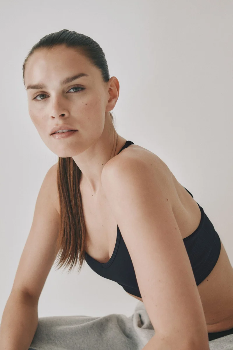 H&M  Medium Support Seamless sports bra with DryMove™ for Women | Best Price UAE