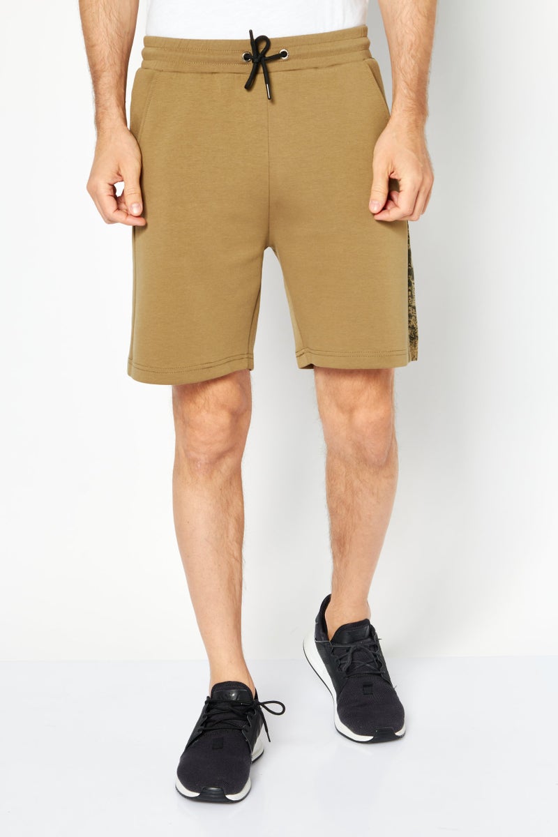 TapouT شورتات تدريب رياضية للرجال بتصميم جريء، زيتوني جديد - Image 1