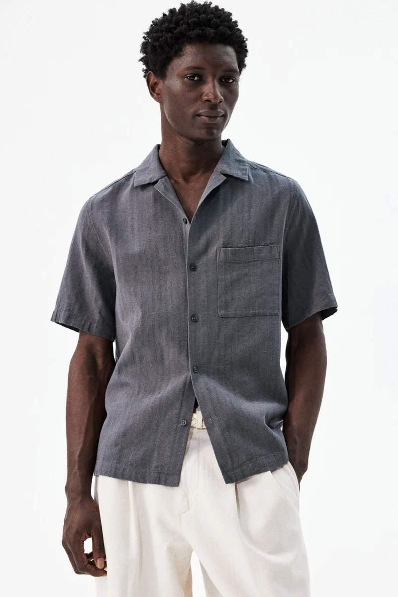 اتش اند ام قميص ريزورت من الكتان بقصّة عادية