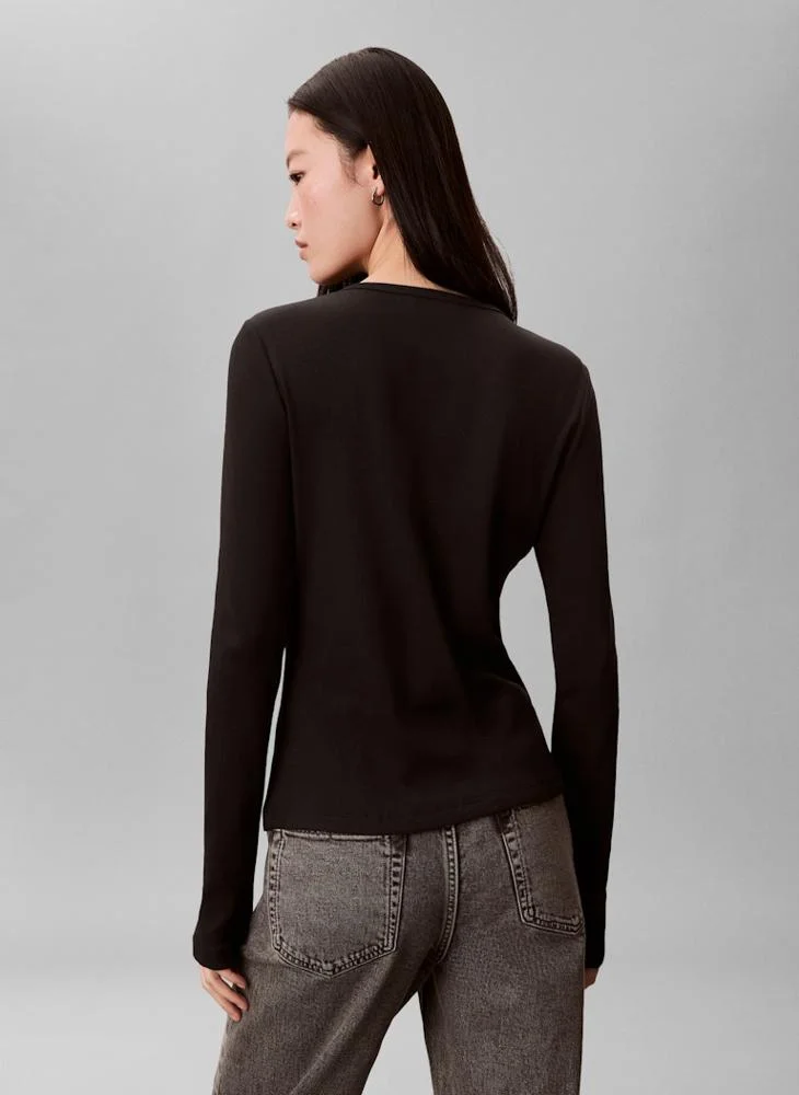 كالفن كلاين جينز تيشيرت بياقة دائرية وشعار