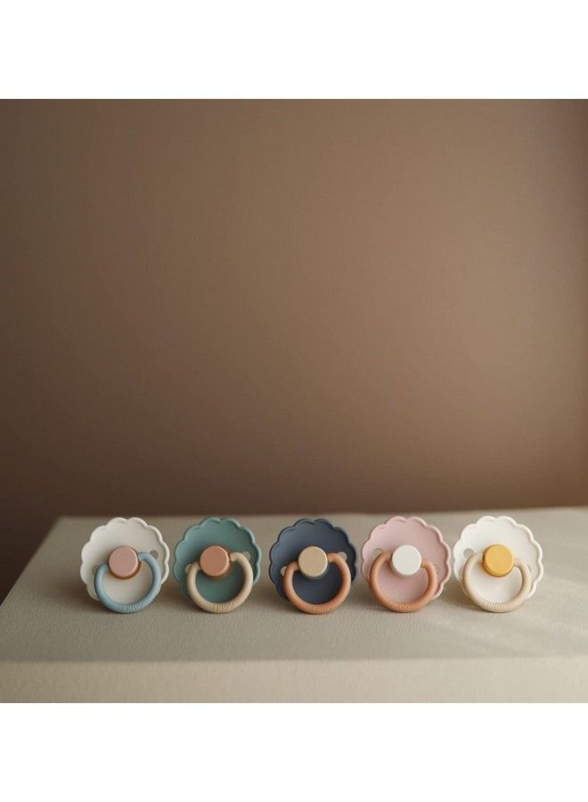 FRIGG مصاصة أطفال من المطاط الطبيعي دايزي ؛ صنع في الدنمارك ؛ خالية من BPA (أورورا بيضاء زاهية 618 شهر) 2 حزمة - Image 5