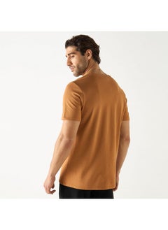 ايكونيك تيشيرت بياقة ضيقة وأكمام قصيرة وطبعات شعار من آيكونيك  - Image 3