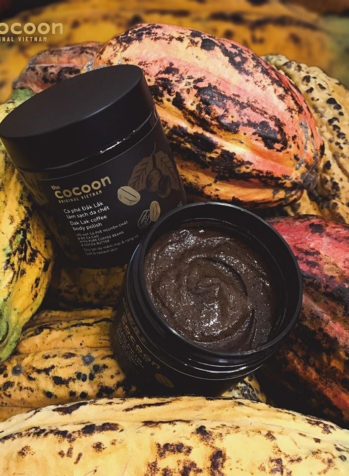 ذا كوكوون أورجنال فيتنام توفير 10% مع الباقات | مجموعة دك لاك بالقهوة لبشرة ناعمة – زبدة جسم ومقشر جسم 200 مل لكل منتج + هدية مجانية - Image 2