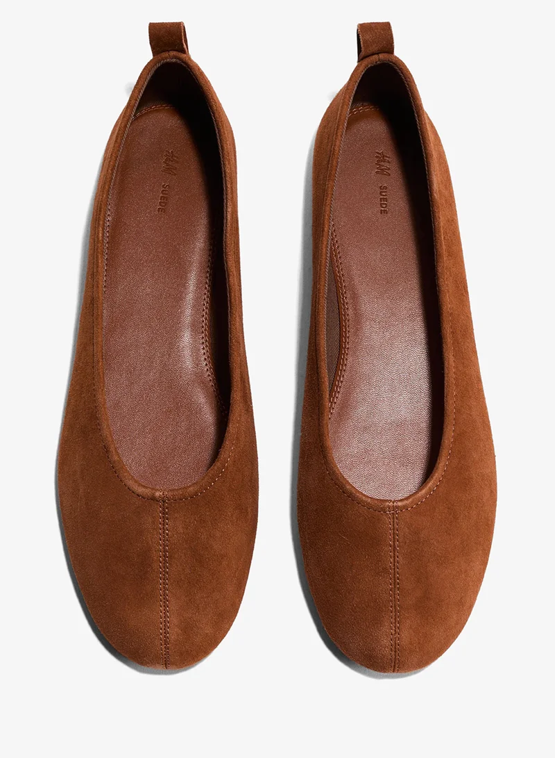 اتش اند ام حذاء باليه مسطح من الجلد السويدي