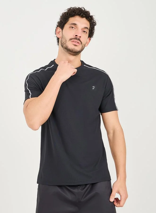 ستايلي اكتيف تيشيرت رياضي بياقة دائرية من نسيج البيكيه الدقيق مع درزات متباينة