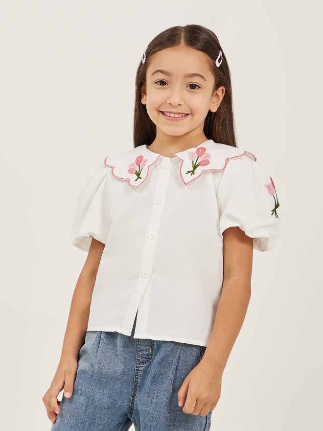 ستايلي بلوزة بأزرار وياقة بيتر بان مطرزة - Image 1