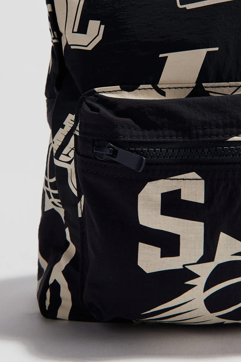 اتش اند ام حقيبة ظهر مزينة بطبعات