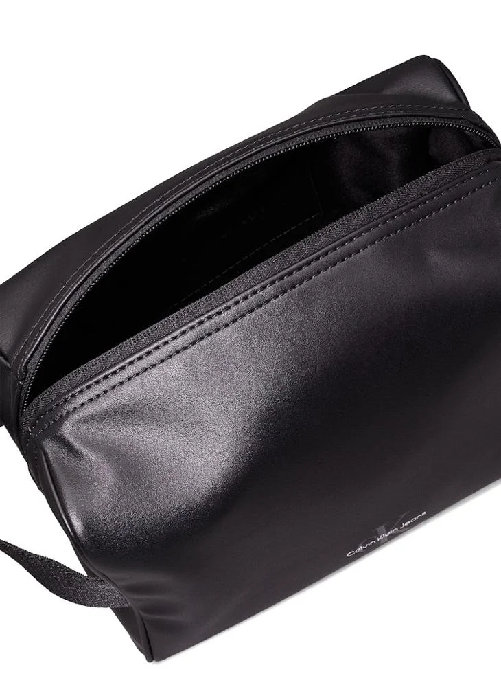 كالفن كلاين جينز Monogram Toiletry Bag