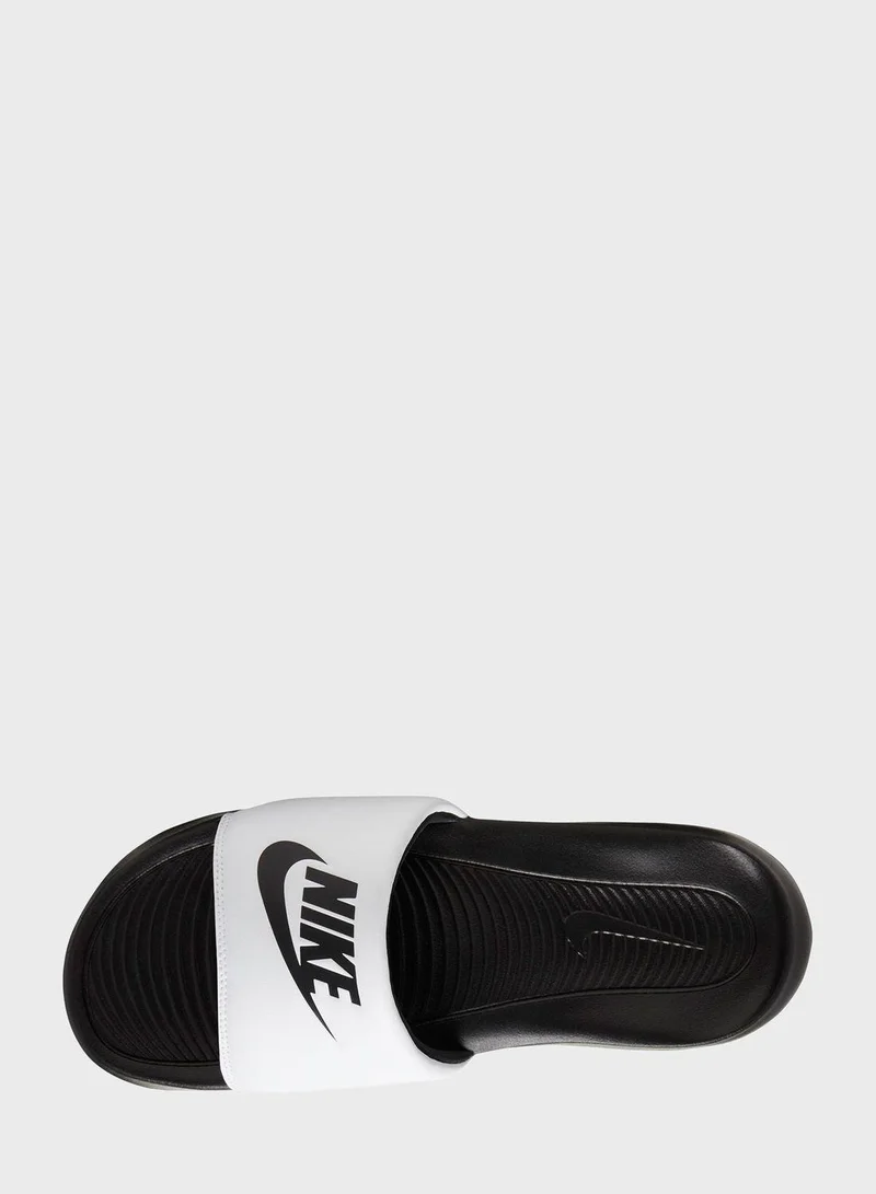 نايكي صندل مزين بشعار الماركة