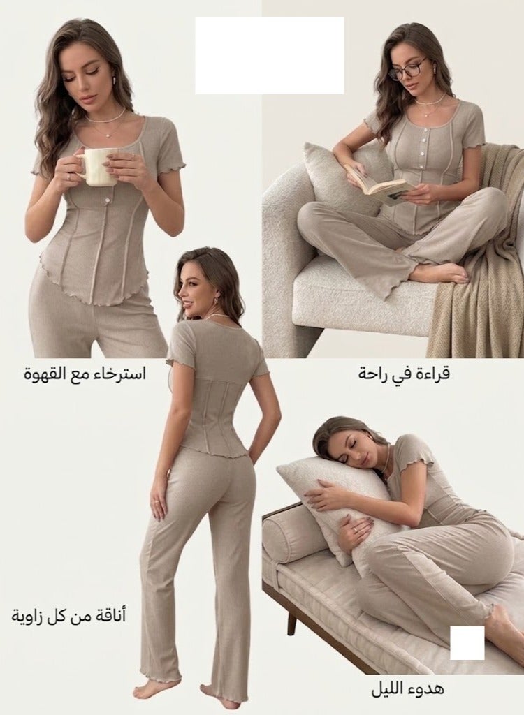 طقم ملابس مريحة مضلع قطعتين للنساء - بلوزة بأكمام قصيرة وأزرار مع بنطال بقصة أرجل واسعة - لون بيج فاتح - Image 3