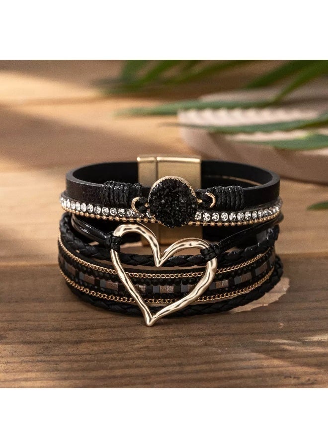 سوار عصري متعدد الطبقات على الطراز البوهيمي - مصنوع يدويًا من جلد البولي يوريثان مع سحر الحب الكبير الذهبي - قابل للتعديل ومتين وأنيق - إكسسوار مثالي على طراز بوهو شيك للسيدات (أسود) - Image 1