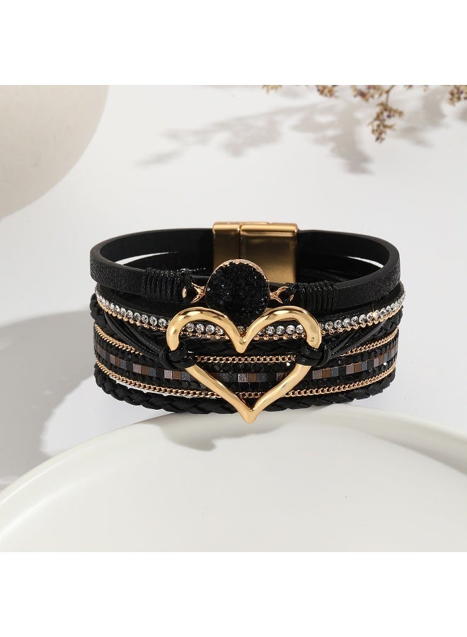 سوار عصري متعدد الطبقات على الطراز البوهيمي - مصنوع يدويًا من جلد البولي يوريثان مع سحر الحب الكبير الذهبي - قابل للتعديل ومتين وأنيق - إكسسوار مثالي على طراز بوهو شيك للسيدات (أسود) - Image 3