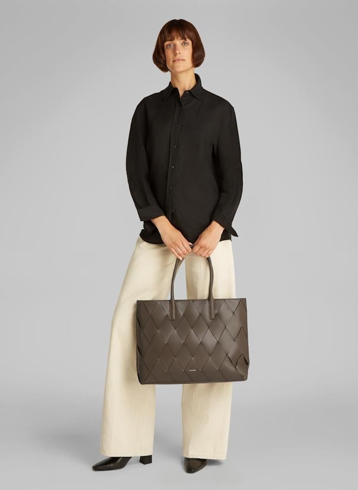 CALVIN KLEIN - MEDIUM SHOPPER - Image 1