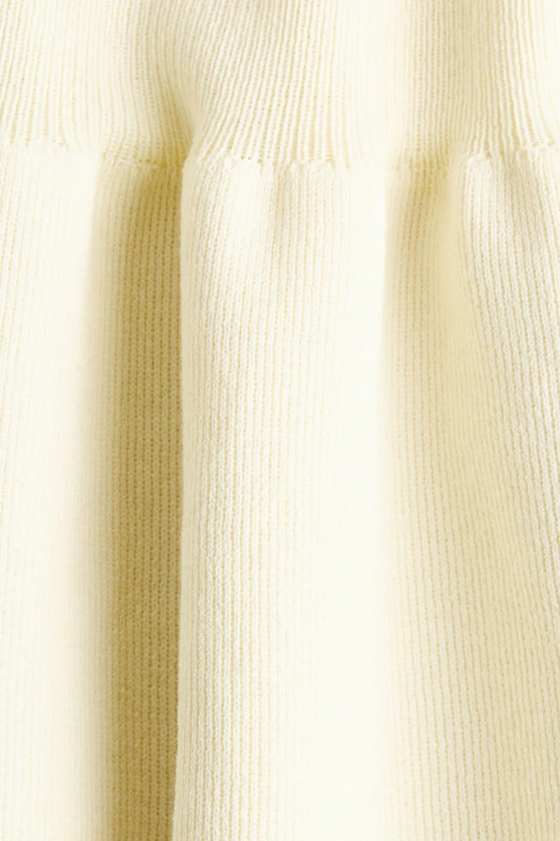 اتش اند ام بلوزة محبوكة بحواف بيبلوم