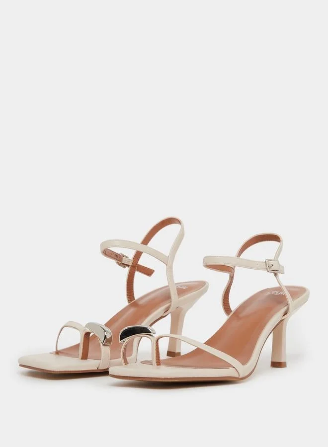 ستايلي صندل بكعب ستيليتو مع أربطة