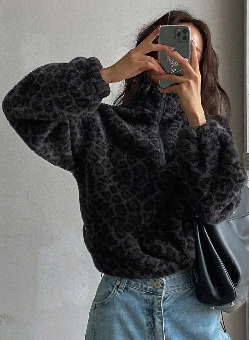 تايك تو سويتشيرت بطبعة ليوبارد بتصميم شيربا