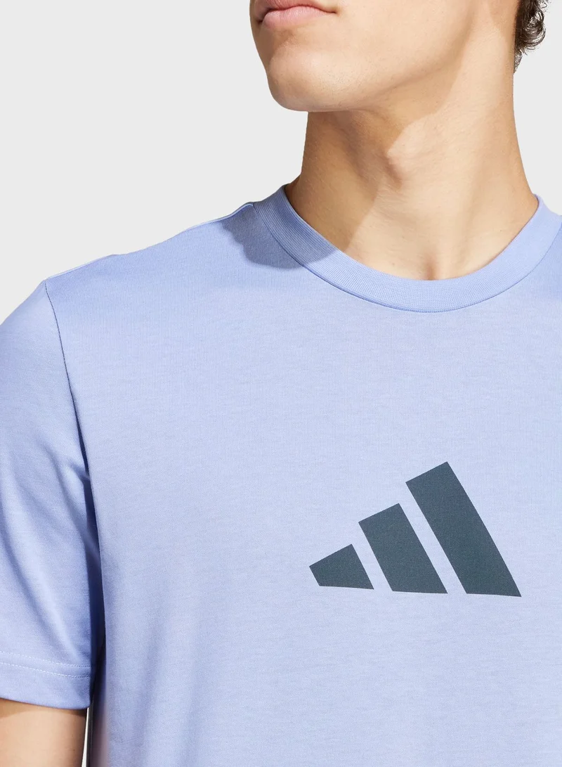 adidas تيشيرت مزين بطبعة رسومات
