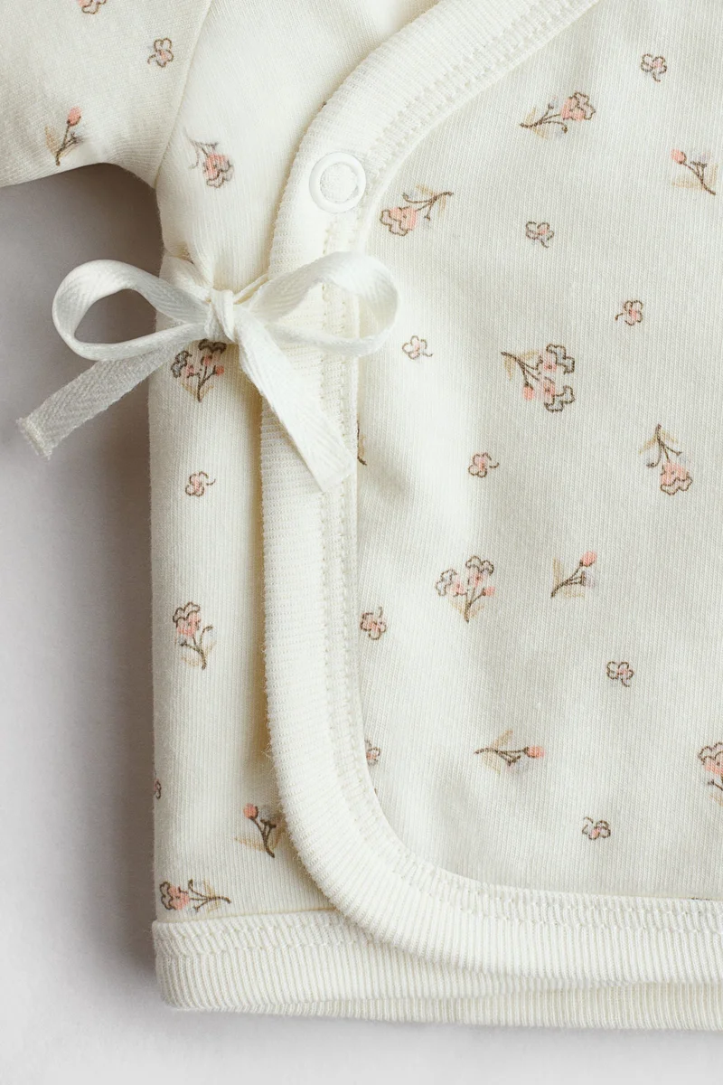 اتش اند ام بلوزة مبطنة بتصميم ملفوف